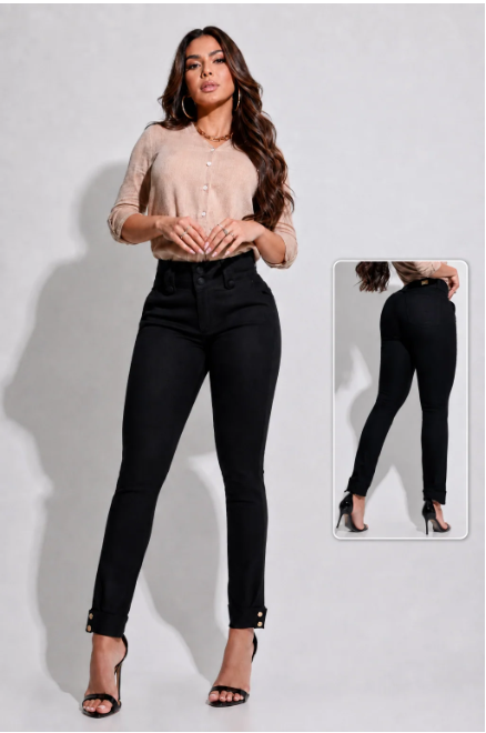 Modelo vestindo a Calça Jeans Mega BumBum preta, de frente e de costas